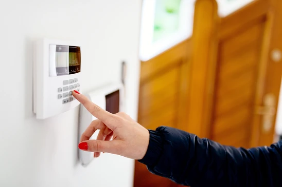 Interphone moderne sur une clôture noire à l'extérieur, en gros plan